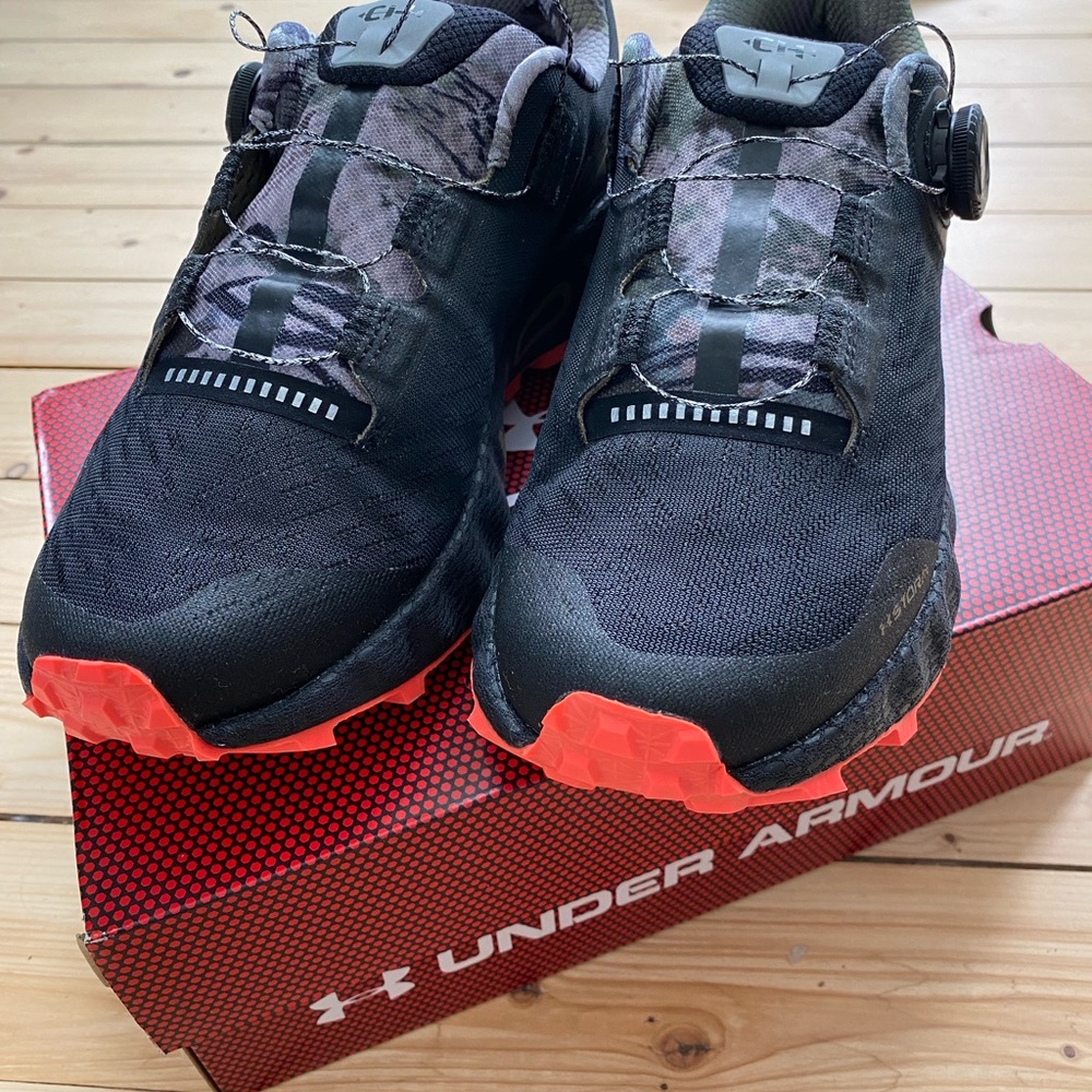 Men's 9.5 Under Armour HOVR Machina Off Road CH1 Runnings Shoes